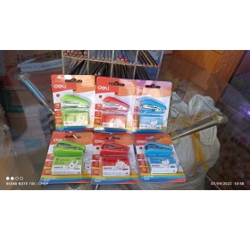 Bấm kim Deli 0253 (tặng kèm hộp kim bấm) - giao màu ngẫu nhiên 