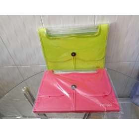 Cặp xốp 7 ngăn cài chun đáp nhựa trong Deli E38127